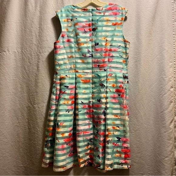 Sandra Darren Sleeveless Shift Dress - Picture 5 of 6